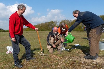 Reinhold Worch (Hessen Forst), Dr. Michael Berger (Untere Naturschutzbehörde) und der von uns beauftragte Experte Dietmar Teuber (Planungsbüro Plantago) schreiten zur Tat.