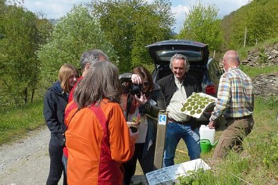 Projektleiter Andreas König präsentiert die Pflanzen. 