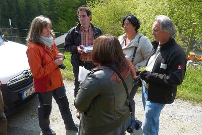 Sonja Kraft vom Landschaftspflegeverband erläutert den Pressevertretern die Aktion.