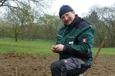 Oliver Schulz, Gärtner im Botanischen Garten der Stadt Frankfurt, ist mir der Arbeit der Helfer sehr zufrieden.